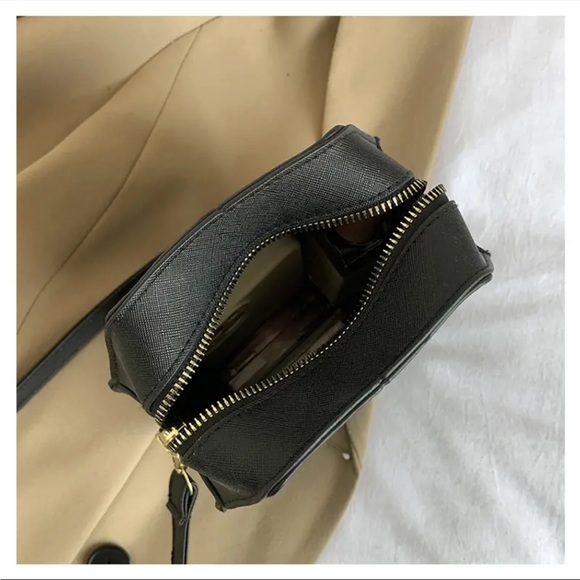 🆕 Tombstone - Coffin “Never Trust The Living” Crossbody Bag - Beetlejuice - Picture 5 of 16